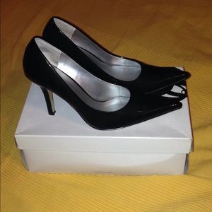 Nine West black patent pumps